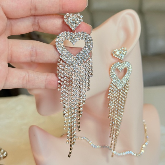 ⚜️ Classic Gold Heart Dangle Earrings - Picture 4 of 10